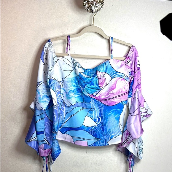 (A5) GUESS BY MARCIANO FLORAL FLOWY BLOUSE
WITH OPEN SHOULDERS
SIZE M, satin - Picture 2 of 16